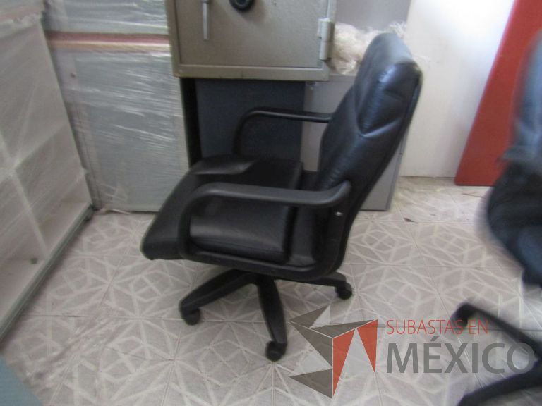 Lote 048 - Silla ejecutiva asiento y respaldo tipo piel color negra, con ruedas, descansabrazos - Imagen 4