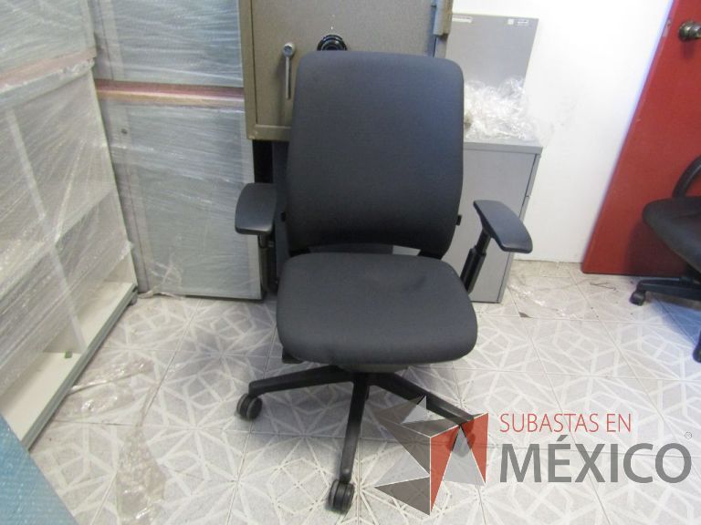Lote 050 - Silla ejecutiva asiento y respaldo de tela color gris, con ruedas, descansabrazos