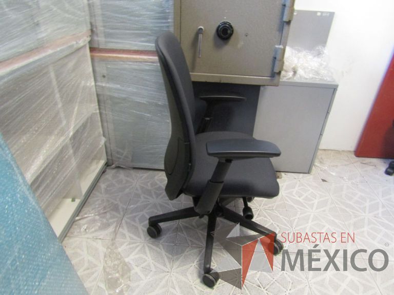 Lote 050 - Silla ejecutiva asiento y respaldo de tela color gris, con ruedas, descansabrazos - Imagen 2
