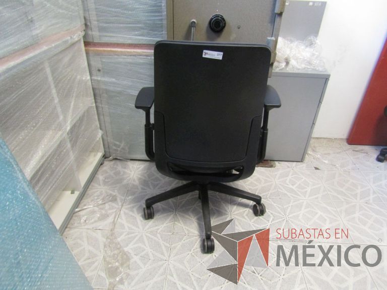 Lote 050 - Silla ejecutiva asiento y respaldo de tela color gris, con ruedas, descansabrazos - Imagen 3