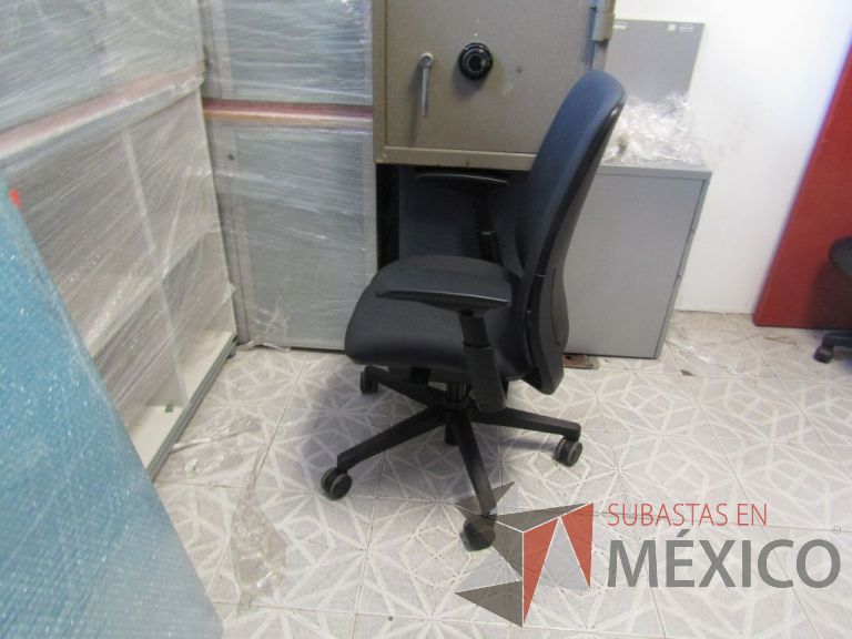 Lote 050 - Silla ejecutiva asiento y respaldo de tela color gris, con ruedas, descansabrazos - Imagen 4
