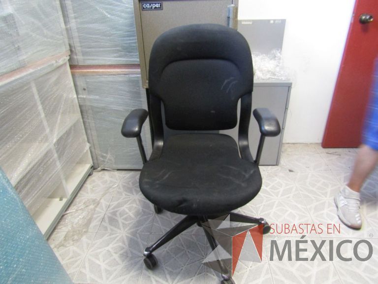 Lote 051 - Silla ejecutiva asiento y respaldo color negro, con ruedas, descansabrazos