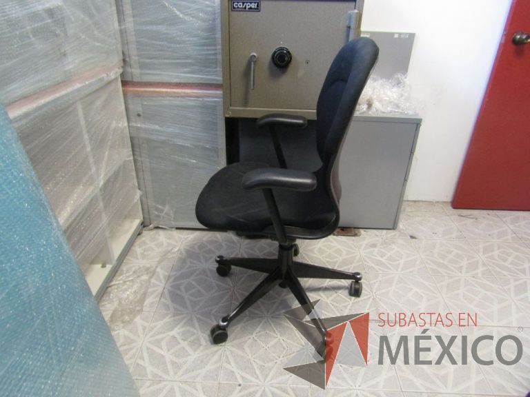 Lote 051 - Silla ejecutiva asiento y respaldo color negro, con ruedas, descansabrazos - Imagen 4