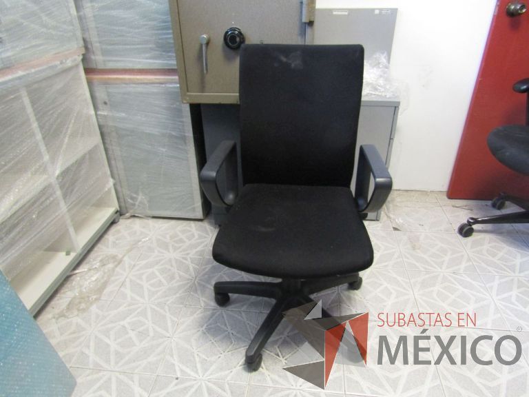 Lote 052 - Silla ejecutiva asiento y respaldo de tela color negro, con ruedas, descansabrazos