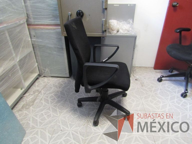 Lote 052 - Silla ejecutiva asiento y respaldo de tela color negro, con ruedas, descansabrazos - Imagen 2