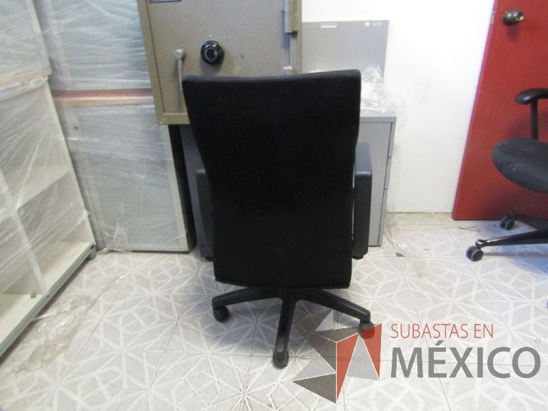 Lote 052 - Silla ejecutiva asiento y respaldo de tela color negro, con ruedas, descansabrazos - Imagen 3