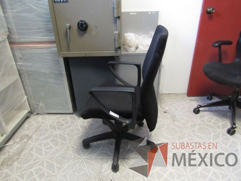 Lote 052 - Silla ejecutiva asiento y respaldo de tela color negro, con ruedas, descansabrazos - Imagen 4