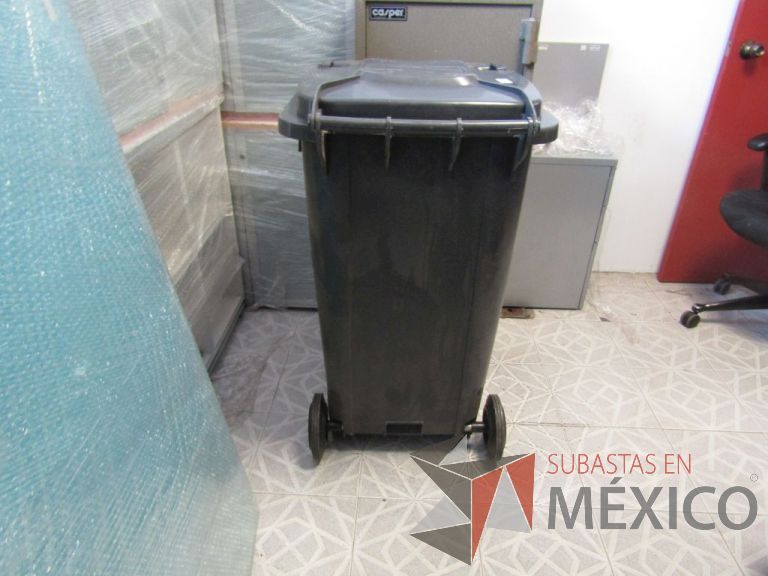 Lote 054 - Bote de basura grande Dust de plástico con tapa y ruedas - Imagen 4