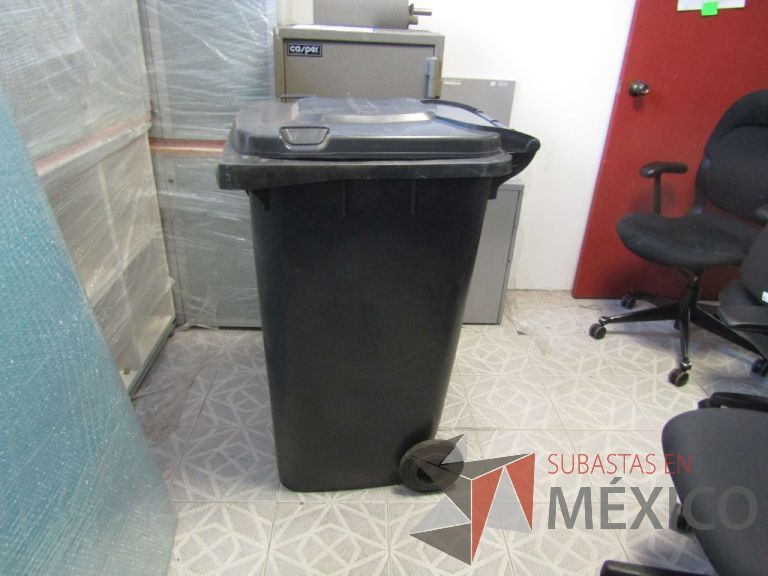 Lote 054 - Bote de basura grande Dust de plástico con tapa y ruedas - Imagen 5