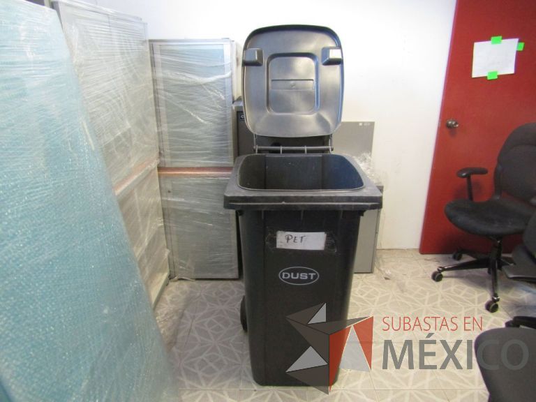 Lote 054 - Bote de basura grande Dust de plástico con tapa y ruedas - Imagen 6