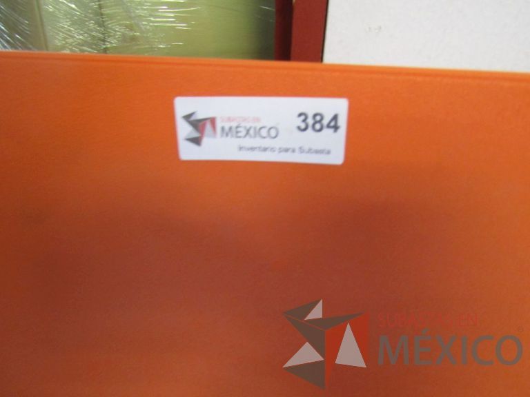 Lote 202 - Silla fija alta marca Shell, asiento y respaldo en plástico color naranja, base metálica - Imagen 2