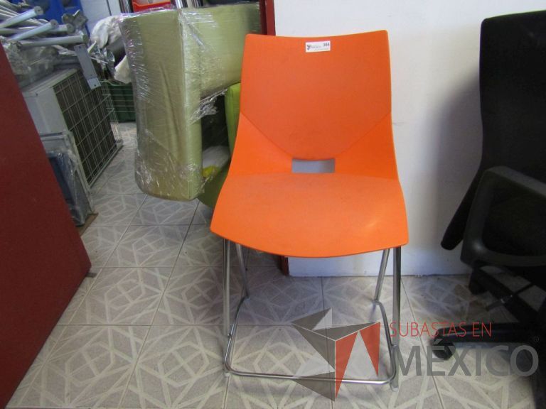 Lote 202 - Silla fija alta marca Shell, asiento y respaldo en plástico color naranja, base metálica