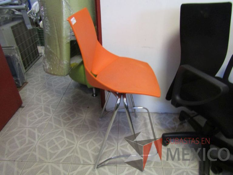 Lote 202 - Silla fija alta marca Shell, asiento y respaldo en plástico color naranja, base metálica - Imagen 3