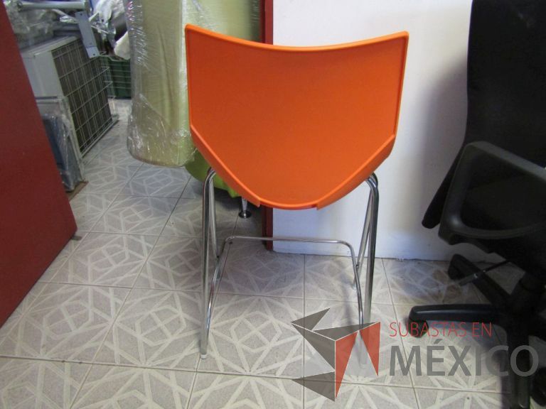 Lote 202 - Silla fija alta marca Shell, asiento y respaldo en plástico color naranja, base metálica - Imagen 4
