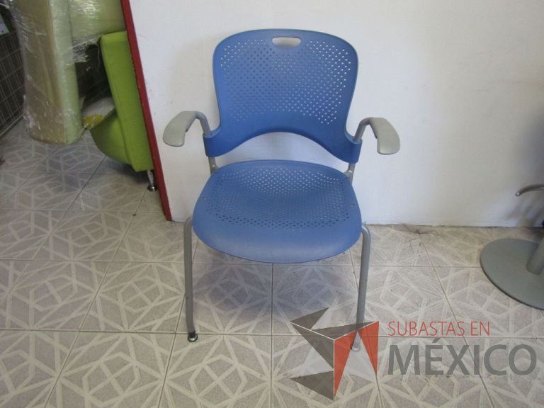 Lote 145- Silla de visita Herman Miller, asiento y respaldo en plastico color azul claro, patas metálicas sin rueda