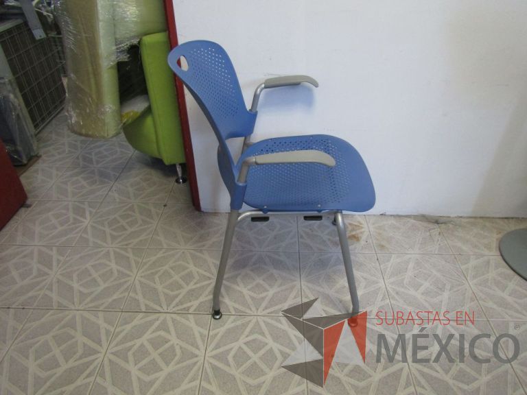 Lote 145- Silla de visita Herman Miller, asiento y respaldo en plastico color azul claro, patas metálicas sin rueda - Imagen 3