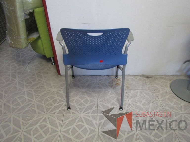 Lote 145- Silla de visita Herman Miller, asiento y respaldo en plastico color azul claro, patas metálicas sin rueda - Imagen 4