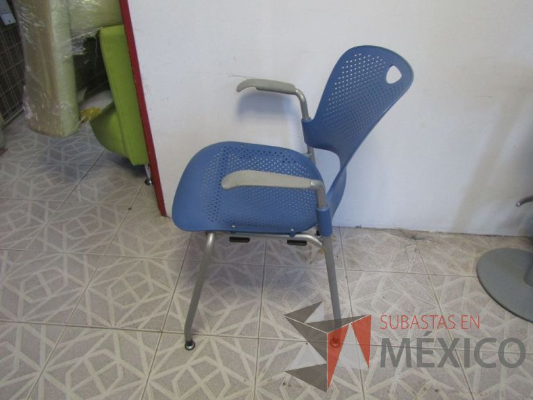 Lote 145- Silla de visita Herman Miller, asiento y respaldo en plastico color azul claro, patas metálicas sin rueda - Imagen 5