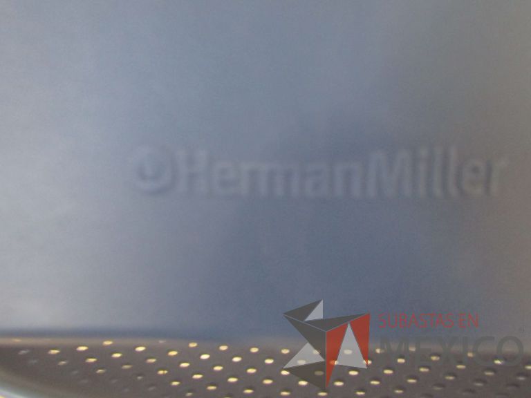 Lote 145- Silla de visita Herman Miller, asiento y respaldo en plastico color azul claro, patas metálicas sin rueda - Imagen 6