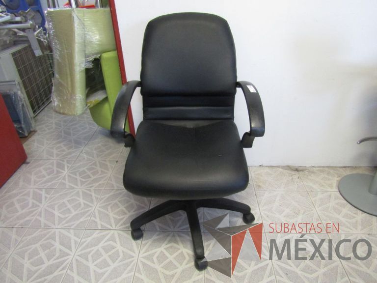 Lote 058 - Silla ejecutiva tipo piel color negra, asiento roto, con descansabrazos y ruedas
