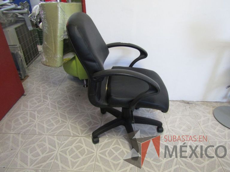 Lote 058 - Silla ejecutiva tipo piel color negra, asiento roto, con descansabrazos y ruedas - Imagen 2