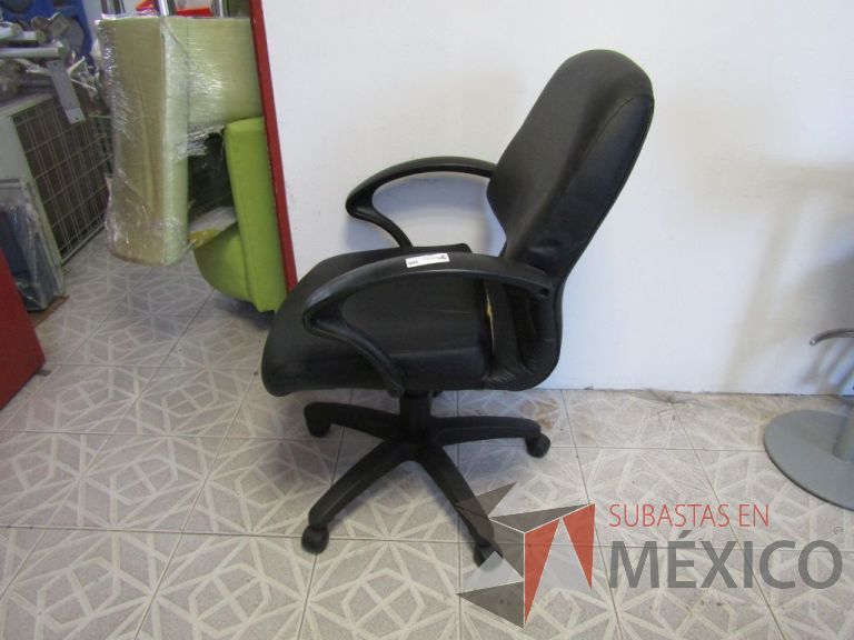 Lote 058 - Silla ejecutiva tipo piel color negra, asiento roto, con descansabrazos y ruedas - Imagen 4
