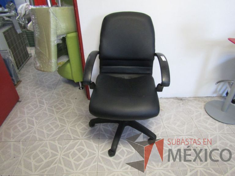 Lote 058 - Silla ejecutiva tipo piel color negra, asiento roto, con descansabrazos y ruedas - Imagen 6