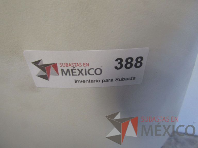 Lote 193 - Silla de visita asiento y respaldo de plastico color verde por dentro, color blanco por fuera, patas metálicas - Imagen 2
