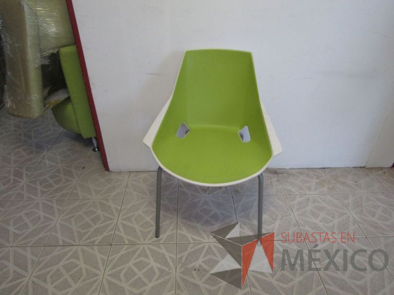 Lote 193 - Silla de visita asiento y respaldo de plastico color verde por dentro, color blanco por fuera, patas metálicas