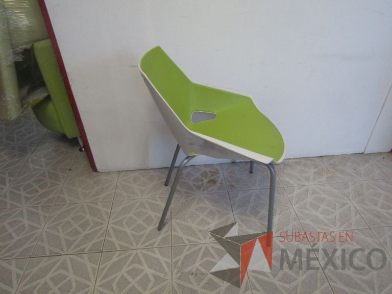 Lote 193 - Silla de visita asiento y respaldo de plastico color verde por dentro, color blanco por fuera, patas metálicas - Imagen 3