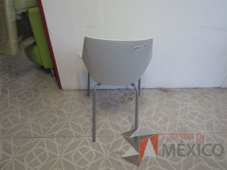 Lote 193 - Silla de visita asiento y respaldo de plastico color verde por dentro, color blanco por fuera, patas metálicas - Imagen 4