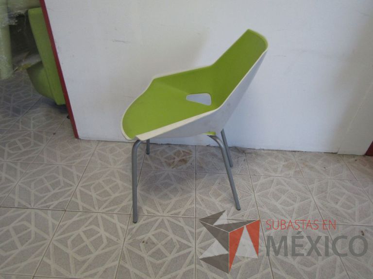 Lote 193 - Silla de visita asiento y respaldo de plastico color verde por dentro, color blanco por fuera, patas metálicas - Imagen 5