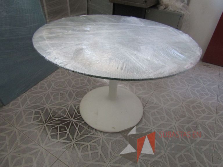Lote 061 - Mesa redonda, cubierta de cristal y base de fibra de vidrio, no se cuenta con partes que sujetan la superficie