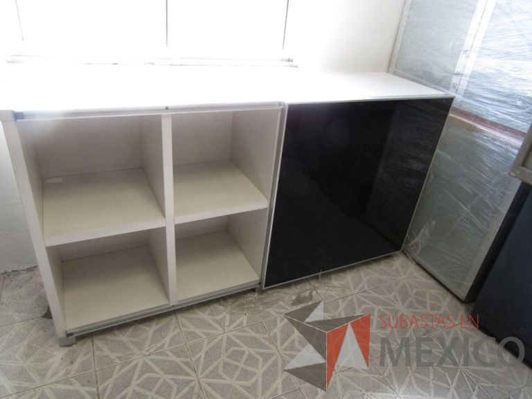 Lote 066 - Mueble tipo madera con 8 compartimientos - Imagen 4