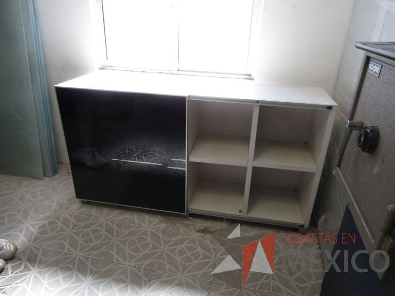 Lote 066 - Mueble tipo madera con 8 compartimientos - Imagen 6