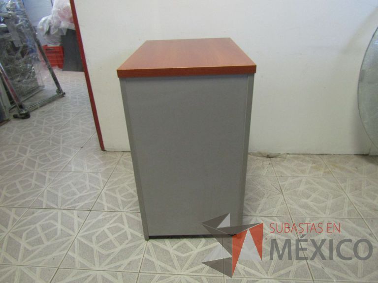 Lote 072 - Archivero vertical de 3 cajones, cubierta tipo madera - Imagen 4