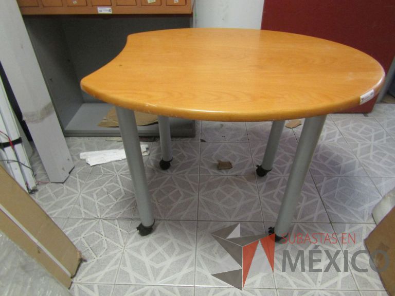 Lote 076 - Mesa de gota de agua tipo madera, patas metálicas con ruedas - Imagen 3
