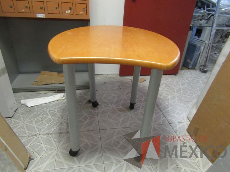 Lote 076 - Mesa de gota de agua tipo madera, patas metálicas con ruedas - Imagen 5