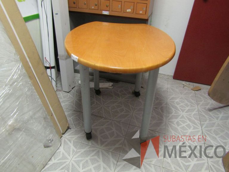 Lote 076 - Mesa de gota de agua tipo madera, patas metálicas con ruedas - Imagen 6