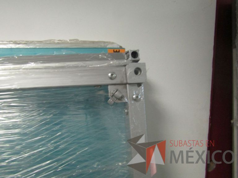 Lote 085 - 2 Mesas cubiertas de cristal en color azul - Imagen 10