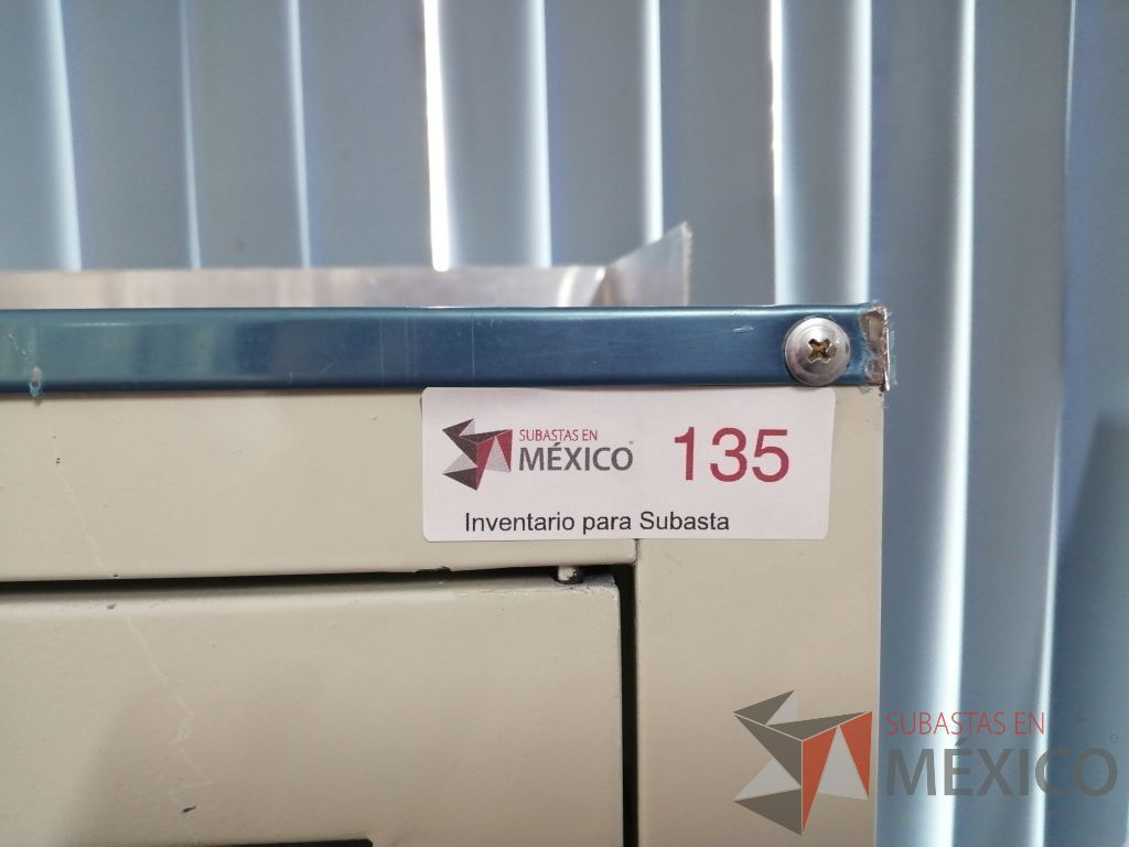 Lote 003 - Gabinete con 2 cajones, 1 puerta y una puerta de vidrio - Imagen 3
