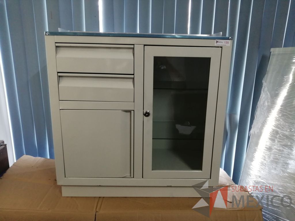 Lote 003 - Gabinete con 2 cajones, 1 puerta y una puerta de vidrio