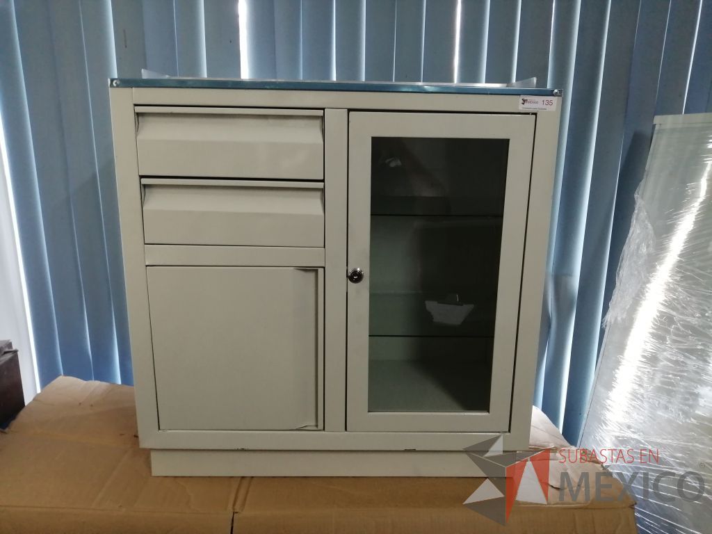 Lote 003 - Gabinete con 2 cajones, 1 puerta y una puerta de vidrio - Imagen 4