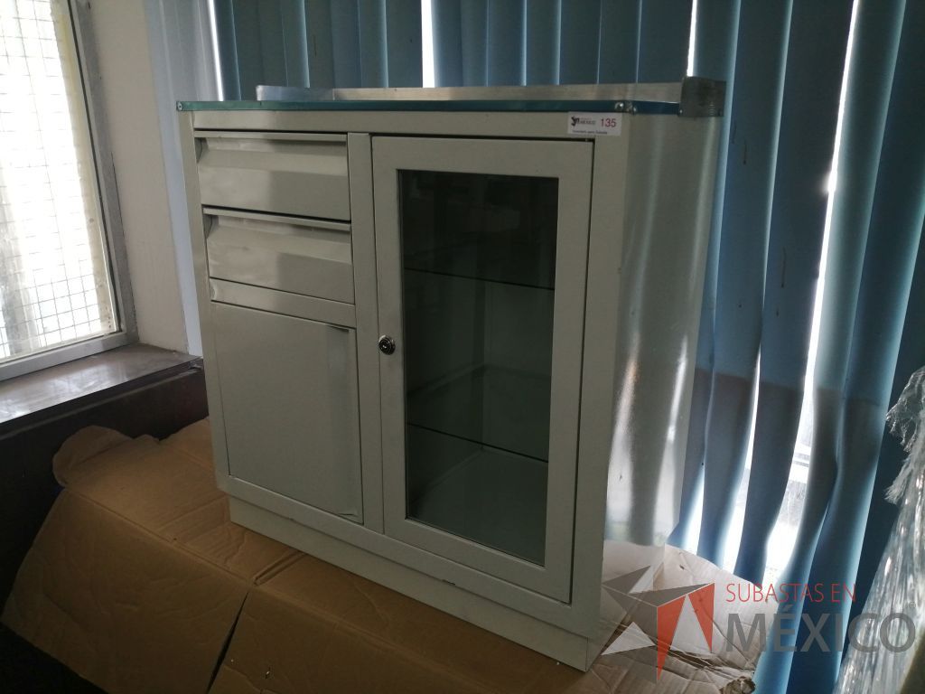 Lote 003 - Gabinete con 2 cajones, 1 puerta y una puerta de vidrio - Imagen 5