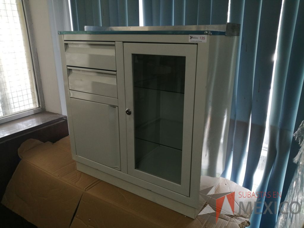 Lote 003 - Gabinete con 2 cajones, 1 puerta y una puerta de vidrio - Imagen 6