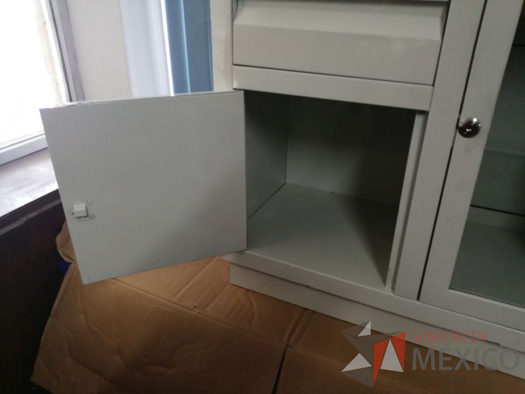 Lote 003 - Gabinete con 2 cajones, 1 puerta y una puerta de vidrio - Imagen 8