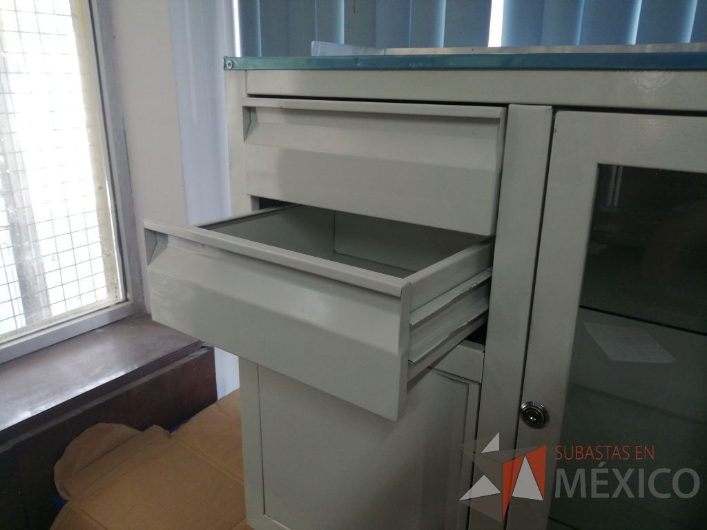 Lote 003 - Gabinete con 2 cajones, 1 puerta y una puerta de vidrio - Imagen 9