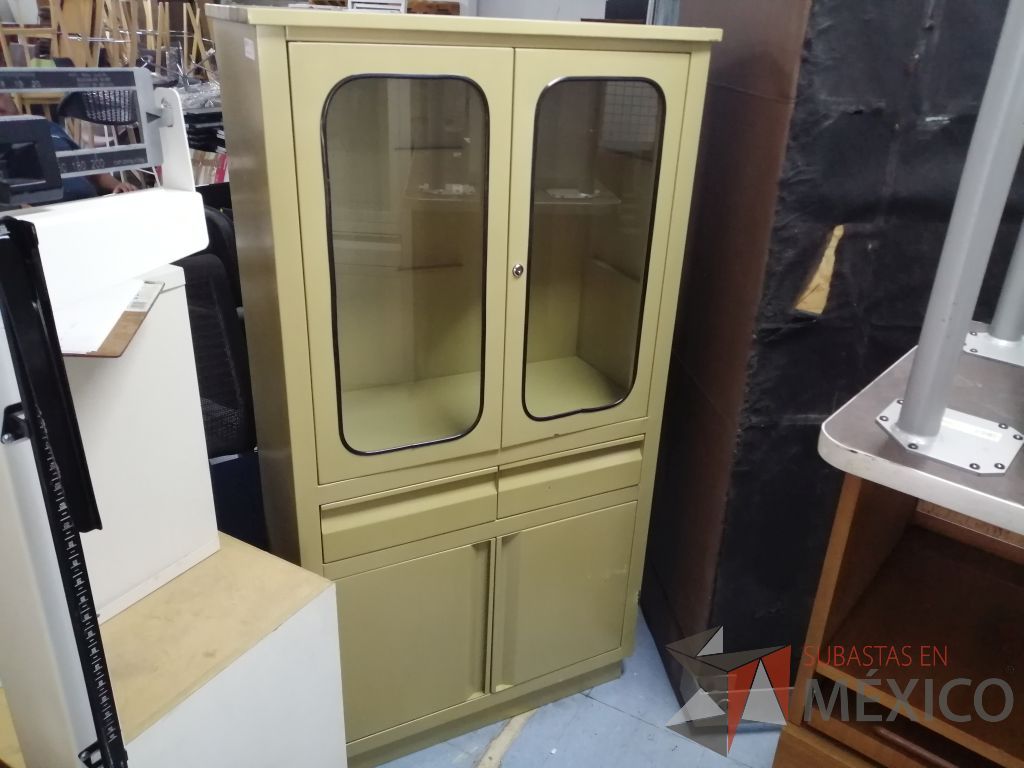 Lote 005 - Gabinete metálico con 2 puertas de vidrio, color amarillo