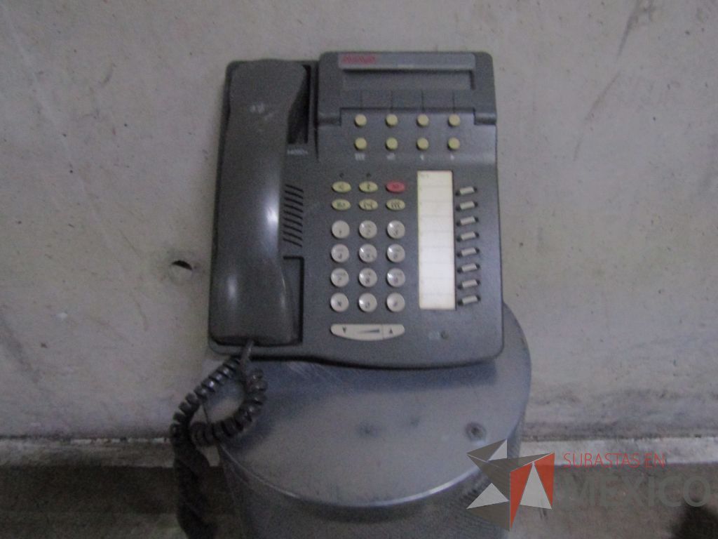 Lote 004 - 14 Teléfonos de diferentes modelos, 3 módems y 5 Diademas