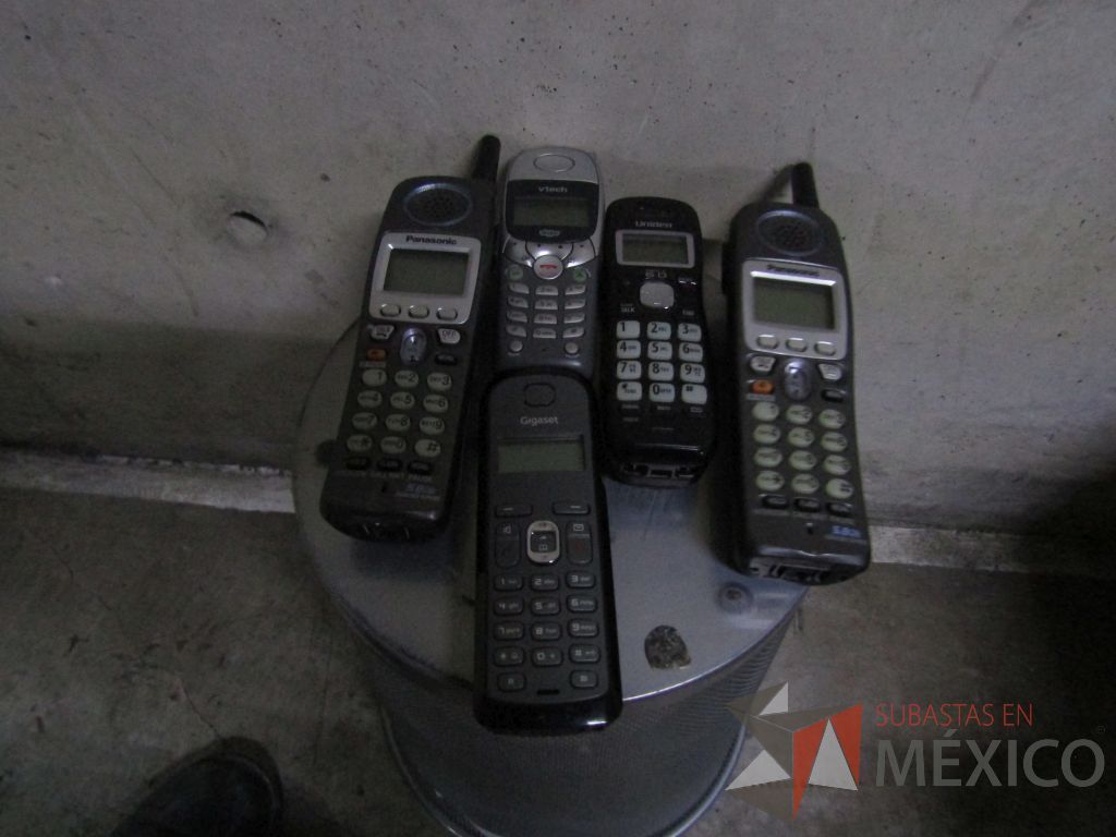 Lote 004 - 14 Teléfonos de diferentes modelos, 3 módems y 5 Diademas - Imagen 32